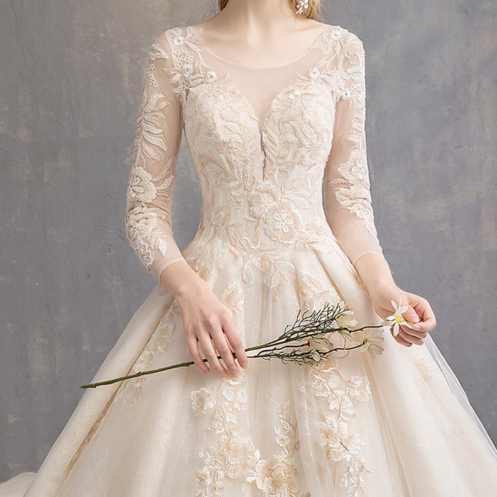 wedding_dress_76 عواملی که باید هنگام انتخاب لباس عروس برای عروس های لاغر در نظر داشت