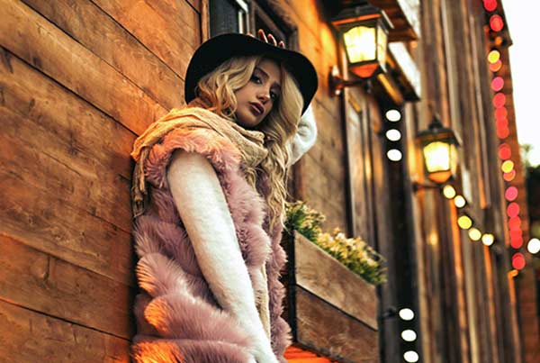 ژست با کلاه برای عکاسی