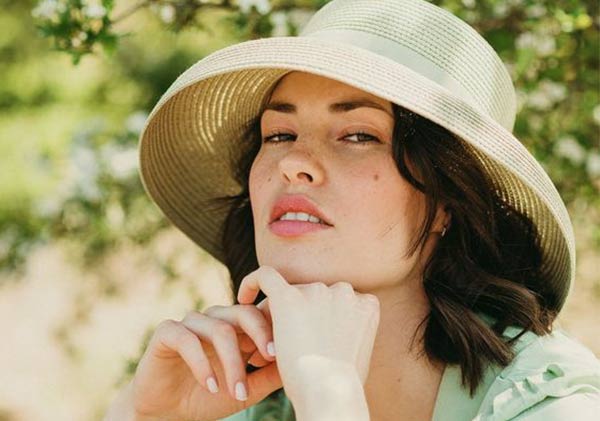 ژست با کلاه برای عکاسی