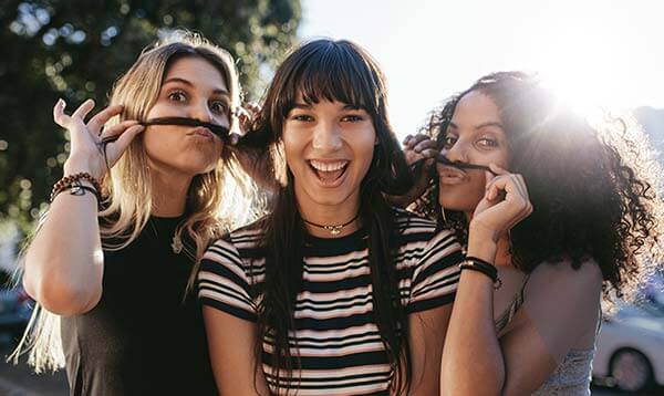 ایده های جذاب و نکات کاربردی برای ژست عکاسی با رفیق عکاسی با رفیق