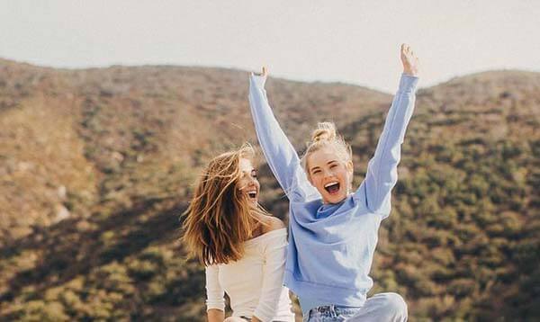 ایده های جذاب و نکات کاربردی برای ژست عکاسی با رفیق عکاسی با رفیق