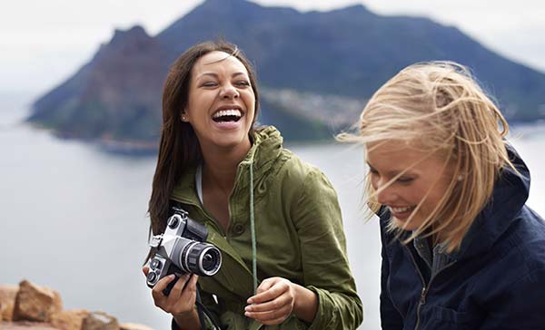 ایده های جذاب و نکات کاربردی برای ژست عکاسی با رفیق ژست عکاسی با دوست صمیمی