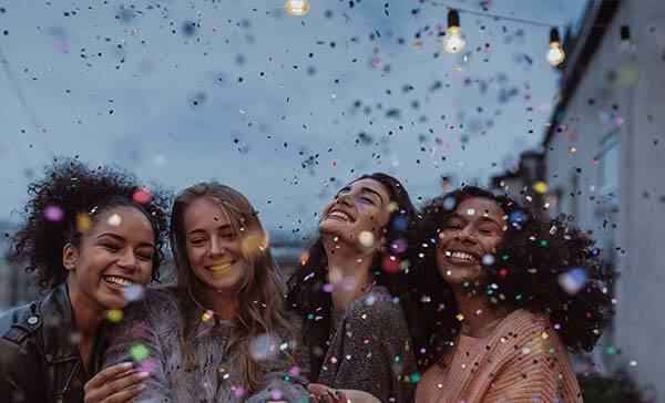 ایده های جذاب و نکات کاربردی برای ژست عکاسی با رفیق ژست عکاسی با دوست صمیمی