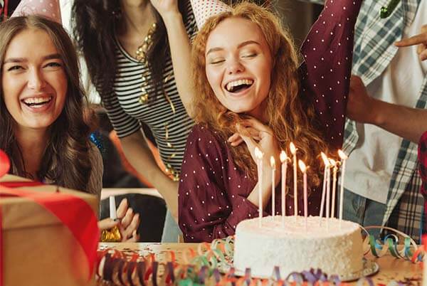بهترین ایده های عکس تولد ژست عکس تولد با کیک