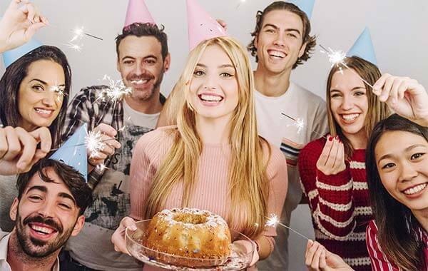 بهترین ایده های عکس تولد ژست عکس تولد با کیک