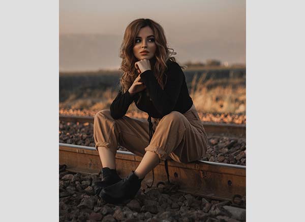 ژست عکس نشسته ژست عکاسی در طبیعت