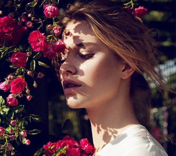 ژست عکاسی دخترانه با دسته گل