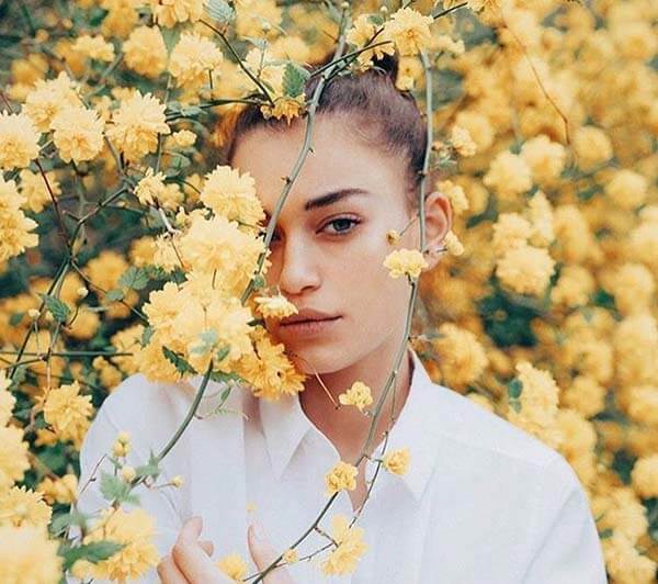 ژست عکاسی با دسته گل محمدی