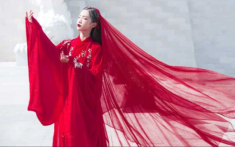 ر فرهنگ چینی، رنگ قرمز نماد خوششانسی و جشن است لباس چینی