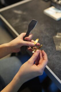 اقدامات طراح و سازنده طلا و جواهر